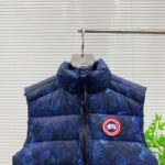💰 加拿大鹅 Canada Goose 秋冬新款羽绒马甲 
搭配毛衣 卫衣 保暖同时毫无束缚感
采用国标95白鸭绒
轻薄飘逸 给你全方位的温暖！
上身颜值更有水准的洋气
让温暖和风度同行
中心线多重车线呈严整对称 谨守温馨守候 
胸前logo点缀着整件马甲！ 
独特之味道深入骨髓.减龄又十足保暖 既视感简单大气 男女同款 码数：XS-2XL - Image 2