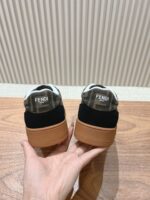 Fendi芬迪板鞋首款大头运动鞋~~fendi match篮球运动鞋，最新元素注入加FF复古的设计，超经典百搭系列……
鞋面采用牛皮和牛猄拼接组合，侧面凸起的双F logo，内里采用毛巾布里，TPU发泡组合双色大底不一般的舒适！情侣款35-44(男码加10) - Image 8