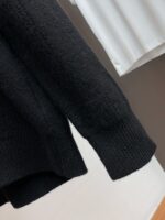 LP Nuoyoupianya 2025 Autumn/Winter New Knitted Woolen Sweater with Collar and Long Sleeve Sweater, the latest fashion trend effect, fashionable new charm, elements and modern high street style fusion, a "heavenly official's work" with full beauty Customer supplied knitted wool fabric! Embroidered logo pattern design on the chest! The touch is smooth and delicate, and the breathable and comfortable feeling is impeccable The minimalist and fashionable design comes from the latest techniques of trendy fashion, showcasing avant-garde and unique personality A must-have item for fashionistas to express the meticulous fashion atmosphere of the new season 👫 Same gender design. Size: M-2XL - Image 5