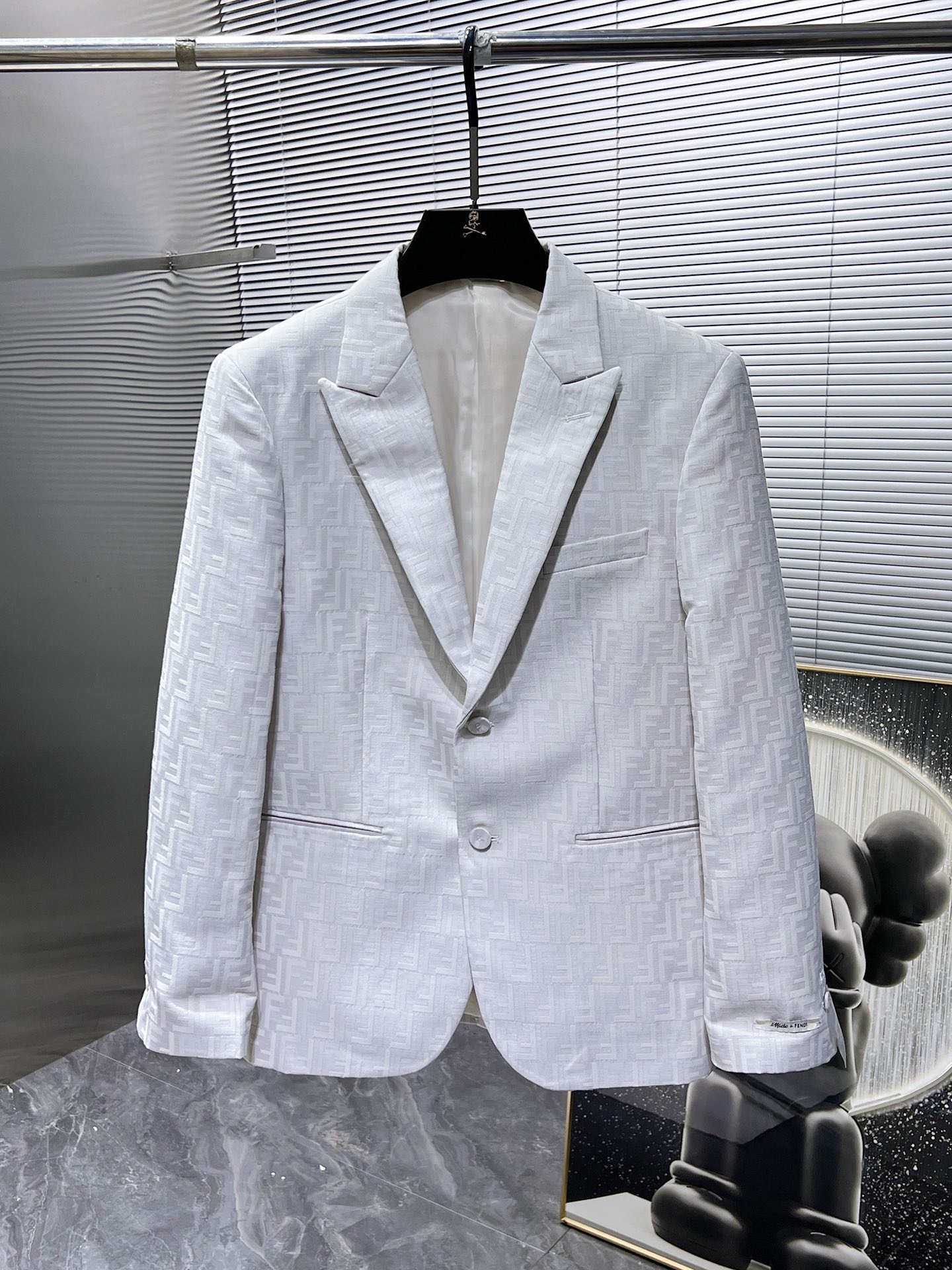 Fendi 2025ss Spring and Autumn new suit, high-end version! Customized fabrics for counters have high breathability and comfort, impeccable details, and brand element design concepts, reflecting high quality. Delicate and soft to the touch! Presenting casual tailoring, the upper body design is superb! Size range: 48-58