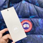 💰 加拿大鹅 Canada Goose 秋冬新款羽绒马甲 
搭配毛衣 卫衣 保暖同时毫无束缚感
采用国标95白鸭绒
轻薄飘逸 给你全方位的温暖！
上身颜值更有水准的洋气
让温暖和风度同行
中心线多重车线呈严整对称 谨守温馨守候 
胸前logo点缀着整件马甲！ 
独特之味道深入骨髓.减龄又十足保暖 既视感简单大气 男女同款 码数：XS-2XL - Image 6