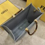 灰色
小号全新size shine tote 
FÉŃĎI TOTE 托特包“阳光手提袋”
简单字母LOGO设计，琥珀色双手柄是整个包包最大焦点，单拧着就很有气场，也不勒手，小号还配有一条宽肩带，整体复古感超强，非常适合喜欢复古风的时髦精，硬货力推💥 
2801
尺寸35x17x31cm#15940 - Image 7