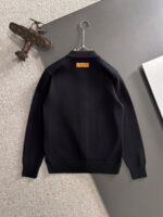 LV 2025 official website's latest winter sweater, synchronized with popular items on sale at counters! Specially supplied wool blended fabric Comfortable to feel It can directly touch the skin, with exquisite embroidered logos and badges that are extremely eye-catching! Details highlight the fashionable charm of big brands Exquisite craftsmanship Stereoscopic cutting style The wearing effect is unbeatable and handsome! All three standards are complete! Size: M-3XL - Image 9