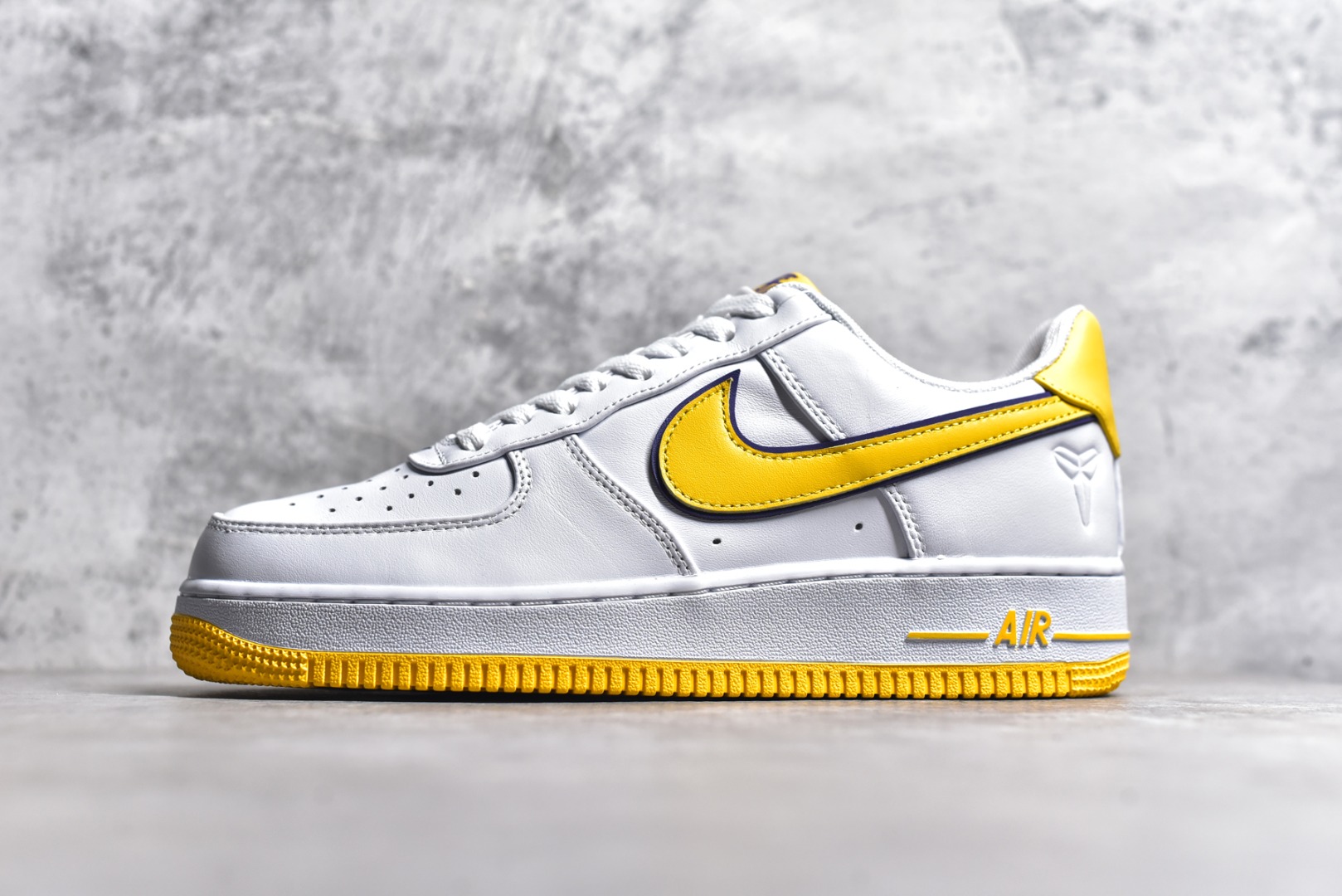 ▪️🐼权威实拍💯#AD42510
新货🚀#S版纯原 Kobe x Air Force 1 Low 白黄紫
原楦头原纸板 打造纯正空军版型 专注外贸渠道 全掌内置蜂窝气垫 #原盒配件 原厂中底钢印、拉帮完美 官方同步上架
货号：FZ1151-100
尺码：40-48