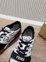男码加10  Fendi芬迪板鞋首款大头运动鞋~~fendi match篮球运动鞋，最新元素注入加FF复古的设计，超经典百搭系列……
鞋面采用牛皮和牛猄拼接组合，侧面凸起的双F logo，内里采用毛巾布里，TPU发泡组合双色大底不一般的舒适！情侣款35-44 - Image 7