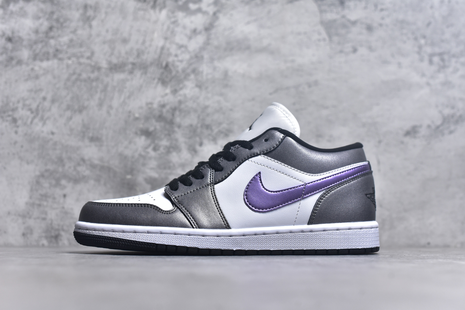 ▪🐼权威实拍💯#A
新货🚀#Jordan AJ1 Low 低帮 紫黑 HJ5910-105 全新流水线出品 DT版本唯一平替选择 市场第二梯队最强版 全部原鞋开发 原楦原纸板开发 全鞋电脑针车 原厂内置全掌气垫 原盒内在原标 唯一Zp原版鞋带绑法 免检产品 全新2022版型 全头层皮料 完美零毛边处理 原厂配置全掌气垫 价格定位良心 几十个配色陆续出货 实拍调校N版已经零色差零失真 百分百还原实物色彩所见即所得 不存在货不对板色差等低级问题 选购参考实物拍摄 不混卖不参货 只用心做好货严格选品 承诺混一赔十 SIZE：35.5-44
