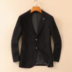 Prad Prada's new men's wool suit jacket for autumn and winter 2025 is made to high standards with top-notch ready to wear clothing. It is custom-made in Italy with wool fabric, which has a delicate and soft touch. The upper body is firm and stylish, with a natural and comfortable texture. The fabric continuity is excellent, and the upper body effect is superb, allowing for driving of any body shape. The overall brand is decorated with Thousand Bird Grid craftsmanship, exuding a strong sense of luxury. The design of two buttons, atmospheric and perfect ready to wear cut, stands out in terms of styling effect, and is a must-have for urban early autumn casual matching. Size: M-4XL slim fit 178 140 L slim fit maximum weight 195 pounds