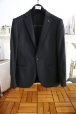 🔥 Jenny */Zhe * naAutumn New Arrivals 📸 Casual and fashionable original suit set, with the brand's classic logo mark 👍🏻 Super generous, with lining design emphasizing perfect lines, perfectly blending the low-key and melancholic temperament of England with the exquisite and noble French style. A sleek and ergonomic cut, with a tall and handsome upper body, comfortable and slim fit, showcasing a gentlemanly demeanor. Selected suit fabric, with a soft and delicate touch, good luster and elasticity. Paired with this suit set, it is a great choice for stylish men. The silhouette and waist cinching cut add more comfort to their attire, making them look slim yet handsome! A must-have for trendy men! Counter size: S-XXL, shipped next day! - Image 3