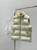 Moncler 蒙口，2025冬季最新品，专柜同步有售，原单狠货，时尚休闲羽绒马甲，上身舒适！吸睛而有亮点，采用进口原版面料，顶级刺绣🪡工艺字母图案logo，原版五金辅料装饰，简单而不失时尚，上身时尚帅气，2️⃣色推荐，码数：1-5


1	2	3	4	5	
衣长	62	64	66	68	70	
肩宽	43	44	45	46	47	
胸围	110	114	118	122	126	
下摆	108	112	116	120	124	
门襟拉链	63	65	66.5	68.5	70	
面袋拉链	16	16	16	16	16	
里袋拉链	16	16	16	16	16