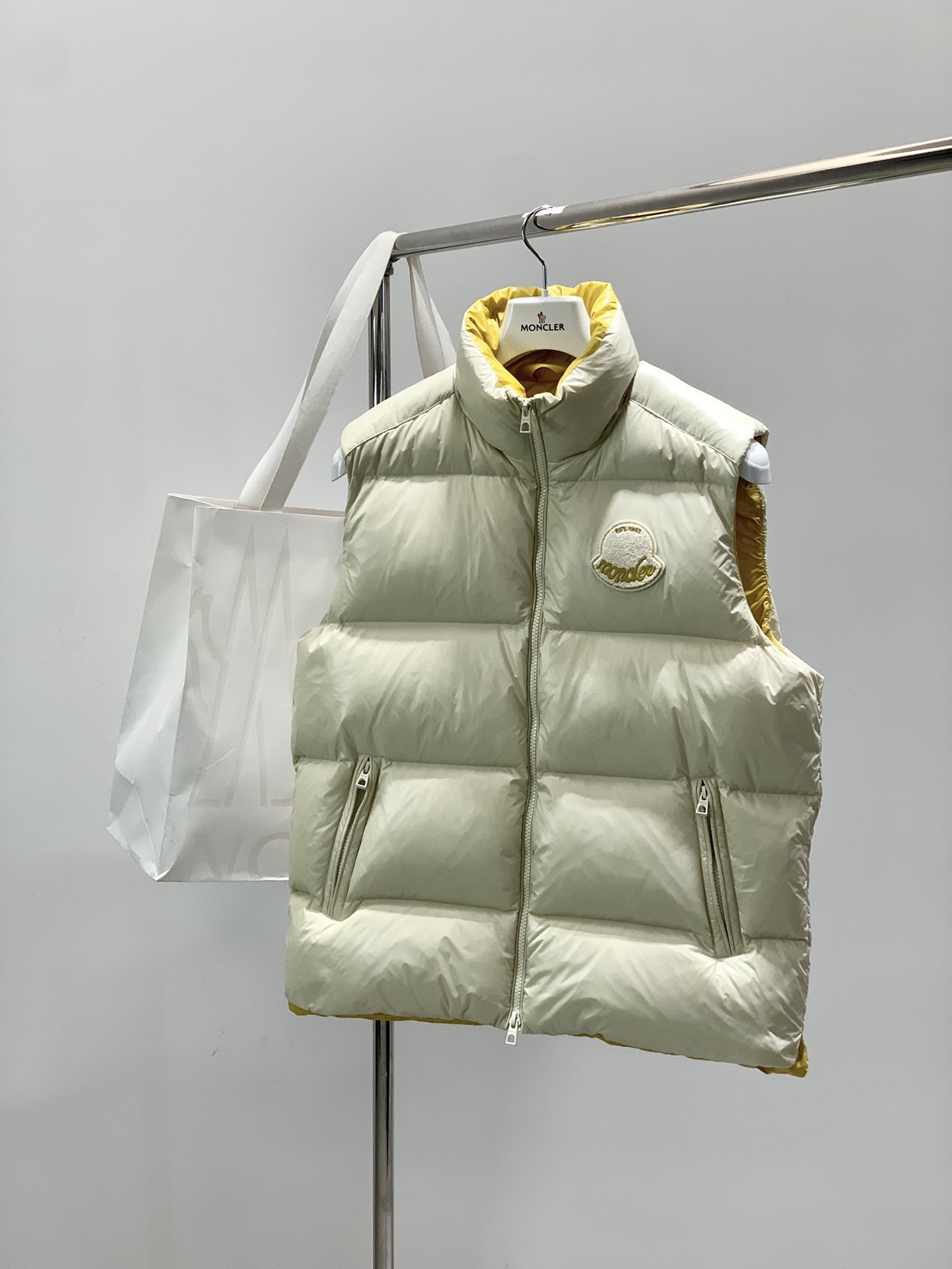 Moncler 蒙口，2025冬季最新品，专柜同步有售，原单狠货，时尚休闲羽绒马甲，上身舒适！吸睛而有亮点，采用进口原版面料，顶级刺绣🪡工艺字母图案logo，原版五金辅料装饰，简单而不失时尚，上身时尚帅气，2️⃣色推荐，码数：1-5


1	2	3	4	5	
衣长	62	64	66	68	70	
肩宽	43	44	45	46	47	
胸围	110	114	118	122	126	
下摆	108	112	116	120	124	
门襟拉链	63	65	66.5	68.5	70	
面袋拉链	16	16	16	16	16	
里袋拉链	16	16	16	16	16