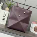 L⊚℮w℮新款🆕小号 亮面牛皮革 Puzzle Fold Tote采用标志性包袋的标志性几何线条，并通过图形和建筑面板重新设计它们 使包完全可以折叠平整，饰有低调的 L⊚℮w℮品牌标志，🉑️肩背或手提 绒面革衬里L⊚℮w℮烫金。
size:25.5*14.5*31.5CＭ
型号：052316A