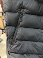 🉐 Arcteryx始祖鸟 Cerium Vest 纯色刺绣Logo字母 羽绒马甲 黑金

内里不是羽绒直接白送！
填充RDS认证850蓬欧洲白鹅绒，暖重比卓越，搭配易潮湿部位的Coreloft™合成 insulation，干冷湿冷环境均能持续保暖。 外层采用15D再生抗撕裂尼龙，整体轻盈可压缩，收纳后小于葡萄柚，随带随用。纯色基底搭配立体刺绣Logo，针脚工整清晰，品牌辨识度高。立体剪裁设计无活动束缚，可作为户外中层保暖件，也能当城市通勤叠穿单品，适配春秋冬三季穿搭需求。配备YKK防水拉链、可调抽绳下摆。

现货尺码：M、L、XL、XXL 。（可穿100-200斤 报身高体重安排合适尺码） - Image 12