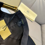 Comes with a box bag, Burberry's new original baseball cap, 1:1 custom mold, and a brand new three-dimensional warhorse embroidery, exquisite and flawless! Original canvas fabric+top layer cowhide, meticulous workmanship, original factory quality, exclusive physical photography. Black and white two-color shipping. - Image 7