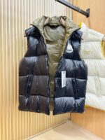 爆款羽绒服 2025新品 Moncler蒙口 新款羽绒马甲 秀场新品，品相非常完美，专柜高科技防水面料，内里90%白鹅绒填充，舒适保暖，色泽饱满诱人，非常出彩的设计，轻松将时髦感进阶，做工极为考究严谨，走线工整细致！大牌设计师巨作！上身不显臃肿、超级帅气！柜台码数: 1-5码 - Image 6
