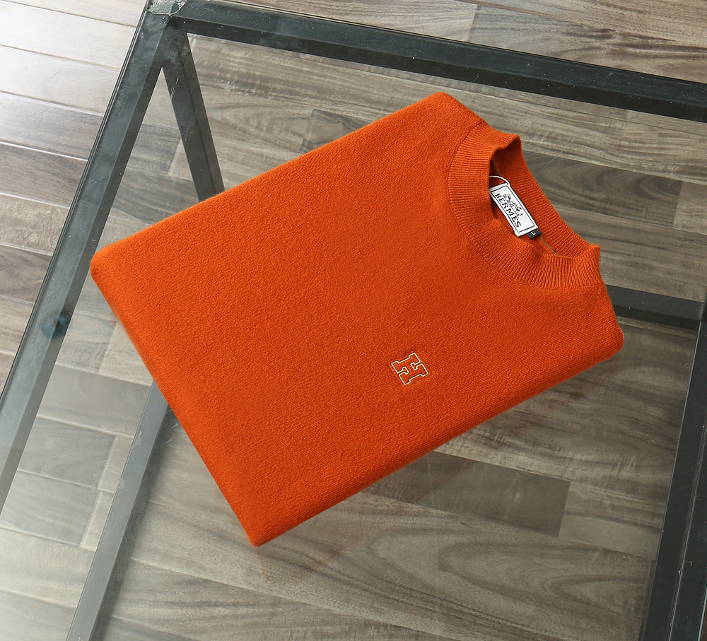 Hermes 2025 Autumn/Winter New Sweater, the pinnacle of simplicity and the ultimate answer to hidden luxury. The classic round neck adds a touch of leisure and restraint, while the wool blend is skin friendly and soft. The sleeve design highlights a sense of fashion without showing off, and the poetry of color and pattern creates an effortless sense of luxury. It embodies the ultimate comfort and elegance of the brand tone. It is not just a sweater, it is a Hermes sweater. When you don't know what to wear, a Hermes sweater is always right.Counter size: M~3XLRecommended codes for height and weight that can be reported
