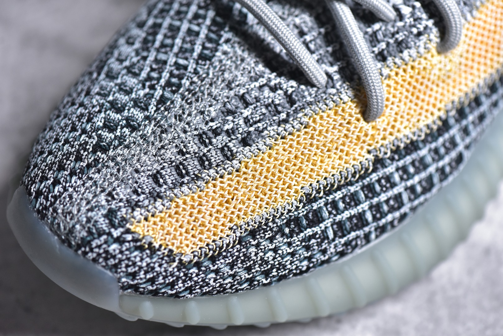 ▪️细节鉴定
新批次 Yeezy 350V2 原鞋开模完美打造