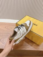 男码加10  Fendi芬迪板鞋首款大头运动鞋~~fendi match篮球运动鞋，最新元素注入加FF复古的设计，超经典百搭系列……
鞋面采用牛皮和牛猄拼接组合，侧面凸起的双F logo，内里采用毛巾布里，TPU发泡组合双色大底不一般的舒适！情侣款35-44 - Image 5