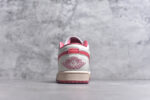 ▪🐼权威实拍💯#A
新货🚀#Air Jordan AJ1 Low 低帮 米白粉 DC0774-109 全新流水线出品 DT版本唯一平替选择 市场第二梯队最强版 全部原鞋开发 原楦原纸板开发 全鞋电脑针车 原厂内置全掌气垫 原盒内在原标 唯一Zp原版鞋带绑法 免检产品 全新2022版型 全头层皮料 完美零毛边处理 原厂配置全掌气垫 价格定位良心 几十个配色陆续出货 实拍调校N版已经零色差零失真 百分百还原实物色彩所见即所得 不存在货不对板色差等低级问题 选购参考实物拍摄 不混卖不参货 只用心做好货严格选品 承诺混一赔十 SIZE：36 36.5 37.5 38 38.5 39 40 40.5 41 42 42.5 43 44 44.5 45 46 - Image 5