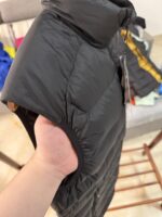 🉐 Arcteryx始祖鸟 Cerium Vest 纯色刺绣Logo字母 羽绒马甲 黑色

内里不是羽绒直接白送！
填充RDS认证850蓬欧洲白鹅绒，暖重比卓越，搭配易潮湿部位的Coreloft™合成 insulation，干冷湿冷环境均能持续保暖。 外层采用15D再生抗撕裂尼龙，整体轻盈可压缩，收纳后小于葡萄柚，随带随用。纯色基底搭配立体刺绣Logo，针脚工整清晰，品牌辨识度高。立体剪裁设计无活动束缚，可作为户外中层保暖件，也能当城市通勤叠穿单品，适配春秋冬三季穿搭需求。配备YKK防水拉链、可调抽绳下摆。

现货尺码：M、L、XL、XXL 。（可穿100-200斤 报身高体重安排合适尺码） - Image 13