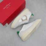 Ferragamo菲拉格慕 男新款休闲运动鞋 运动时尚魅力 经典搭配色 打造迷人个性化印花设计 高雅风格与休闲气韵交相辉映，张扬都市时髦风范。丰富色彩交织摩登韵味，简洁线条勾勒廓形包身，演绎休闲美学经典
-鞋面·🔝纳帕牛皮·品牌帆布·车缝品牌图腾
-内里·帆布，垫脚：顶级牛皮
-原版·TPR·橡胶发泡·双色成型大底
-Size 38-44 - Image 4