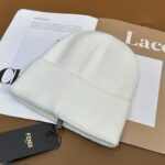 Fendi FENDI Knitted Hat 😘 😱 Simple and elegant 👍  The tight knitting method is very thick, soft and comfortable 🙈 Warm and stylish ❤️ can't bear to put it down 👍 Dear, hurry up and get it 👍😘 Same gender design! - Image 3