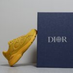 𝐂𝐇𝐑𝐈𝐒𝐓𝐈𝐀𝐍 𝐃𝐈𝐎𝐑 𝐁𝟯𝟬 迪奥火爆情侣休闲鞋【撞脸NB？现已是D奥B30】时代 顺应复古市场趋势的「Dad Shoes」风格鞋款！ 鞋舌上的Dior标志，也注明了这双鞋的型号为 B30！运用了质感细腻的皮革与网眼布面材 质拼接成鞋身，鞋身两侧贴有显眼的反光字母CD表明身份，鞋身多处线条勾勒细节，让鞋子整体看起来不那么单调。搭载奶油色EVA、橡胶混合大底，复古风十足 Size：女码35-39
男码39-44