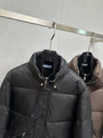 PRADA 2025 new down jacket, original version customized development hardware accessories, all details are fully handled in place! The upper body effect of the design is amazing! Versatile, fashionable and handsome! The original memory silk fabric at the counter has a stylish texture, providing warmth and rejecting bloating! The upper body is amazing. Size: M-3XL - Image 2