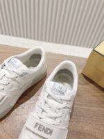 男码加10  Fendi芬迪板鞋首款大头运动鞋~~fendi match篮球运动鞋，最新元素注入加FF复古的设计，超经典百搭系列……
鞋面采用牛皮和牛猄拼接组合，侧面凸起的双F logo，内里采用毛巾布里，TPU发泡组合双色大底不一般的舒适！情侣款35-44 - Image 7
