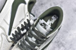 ▪🐼权威实拍💯#AJ36860
新货🚀#Travis Scott x Fragment Design x Air Jordan 1 Low OG SP AJ1 联名款 低帮文化休闲板鞋 DH0223-333
#多方联名合作融合了Travis Scott 独特的音乐风格，藤原浩个性的设计风格以及Jordan品牌的经典元素 使其成为一双具有独特身份和价值的鞋子 清新而立体的外观加上联名标识更突出了其独特身份 这种配色方案显示出活力和时尚感 在视觉上引人注目  鞋身的质感和细腻的细节处理使其显得高端而格调十足  这款“倒钩”联名是设计与创意完美结合  融合多方的个性风格是一款备受瞩目的潮流鞋款
尺码：36 36.5 37.5 38 38.5 39 40 40.5 41 42 42.5 43 44 44.5 45 9.E5 - Image 9