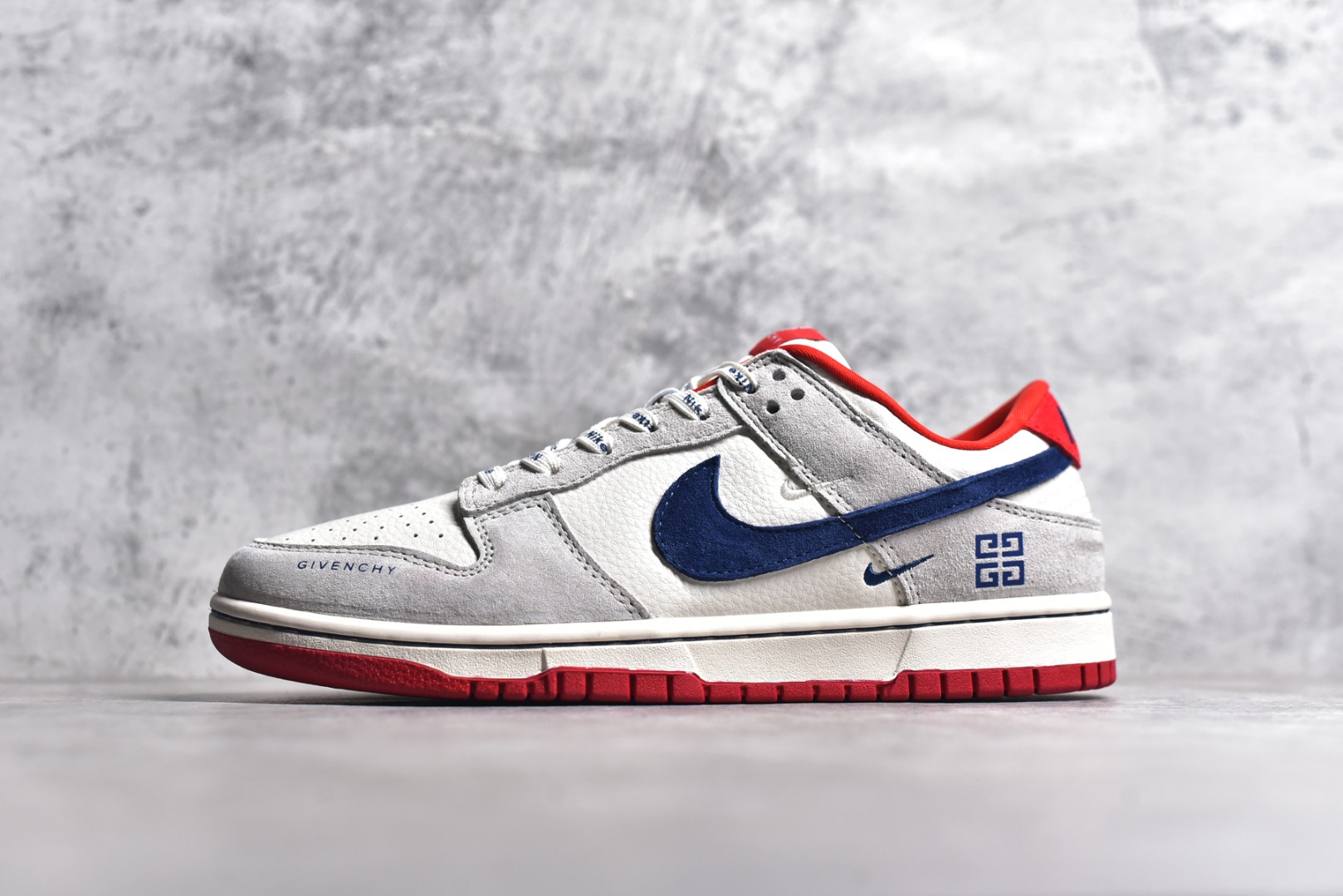 #NK SB Dunk Low 纪梵希联名-灰蓝红双小勾 周年高端定制 低帮休闲板鞋 CF3688-033
#定制鞋盒 大厂纯原品质出货 超高清洁度 皮料切割干净无任何毛边 细节完美
尺码：36 36.5 37.5 38 38.5 39 40 40.5 41 42 42.5 43 44 44.5 45