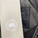 💰Canada Goose加拿大鹅男女同款羽绒马甲
➖ 正品同步防伪芯片感应！
➖ 进口百灵达绣花机定制万针绣花标！
➖ 进口21支涤棉混纺原厂面料，采用Feather-Light 10D防水涂层面料，由84.5的聚酯纤维和15.5的棉制成，100%全网最好手感！
➖ 正品官网同步国标95白鸭绒！等一系列误导！
➖ 100%尼龙nylon里布双重双层封禁设计，防止跑绒，领口及口袋内里采用顶级摇粒绒保暖又舒适！
➖ 吉田YKK客供原厂定制电镀拉头，双向可锁定拉链，紧实顺滑不掉漆！
➖ 3M复合原版魔术贴经久耐用，辅料五金全部拆版定做！
尺码：XS-XXL - Image 6