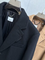 Burberry launches a new men's cashmere coat in stock for autumn and winter 2025, showcasing luxurious quality and outstanding style. 🧥 Essential items for men in autumn and winter 🧥This coat from Bajia is carefully crafted with 100% imported Australian cashmere, with a delicate texture and soft comfort, bringing you unparalleled warmth experience in the cold autumn and winter seasons. Black and khaki are two classic colors to choose from, meeting the needs of different occasions and personal styles. 👔👔Its suit collar design highlights elegance and grandeur, while the mid to long silhouette exudes a more imposing presence. Whether it's business occasions or daily travel, you can make yourself the center of attention. ⌚ ️It is worth mentioning that the collar side seam is carefully marked with the BURBERRY logo, showcasing the unique charm and noble identity of the brand. The embossed leather decoration of Burberry TB logo on the left sleeve adds a touch of fashion and personality to the overall look. 👍Opening the coat, the BURBERRY jacquard lining inside is even more stunning. The exquisite jacquard craftsmanship showcases the brand's ultimate polishing of details. 🫰Burberry's new men's cashmere coat for autumn and winter 2025 is a perfect combination of quality and fashion, making it an excellent choice for your autumn and winter season. Let's welcome this beautiful season together with the demeanor of kings.Size: S-XXL. - Image 4