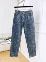 [Dior Jeans | Classic Denim, Embossed with Luxury DNA] When streetwear meets haute couture, a pair of jeans can become a badge of status.
Deconstructing the language of denim with centuries-old craftsmanship, Dior infuses every inch of fabric with a modern attitude and luxurious details, making everyday wear a silent declaration of taste.
✨ A pair of jeans is an attitude, and a legacy.
It's not just a wardrobe essential, but also an interpretation of the brand's spirit—
"From suitcases to jeans, we have always defined the boundaries of luxury with the ultimate craftsmanship."
Sizes: 28-42