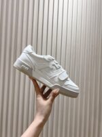男码加10  Fendi芬迪板鞋首款大头运动鞋~~fendi match篮球运动鞋，最新元素注入加FF复古的设计，超经典百搭系列……
鞋面采用牛皮和牛猄拼接组合，侧面凸起的双F logo，内里采用毛巾布里，TPU发泡组合双色大底不一般的舒适！情侣款35-44