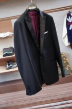 Dior -25SS autumn and winter new suit suit suit 🫑🫑 Two piece trendy and fashionable suit, a must-have item for business elite wardrobes, men's formal wear, fashionable and trendy wear, brand classic logo logo logo super generous, classic styles will be released every quarter! Wearing the pattern is really great, strongly recommended!Sharp and ergonomic tailoring, with a tall and handsome upper body, simple and elegant. Comfortable and slim fit, showcasing a gentlemanly demeanor at a glance. Made from carefully selected suit fabrics, including 20% wool, 18% viscose, 58% polyester, and 4% spandex, the fabric feels soft and delicate, with good luster and elasticity. The waist is made of sheepskin and leather, and is adorned with Louis Vuitton's soul logo embossed with letters! The silhouette and waist cinching add more comfort to the dressing of stylish men, making them look slim yet handsome!Used for making high-end professional and business formal suits, renowned worldwide for its classic and solemn design style. A high-end business casual suit set that requires high craftsmanship, takes a long time to make, and can be worn all year round!The fabric is flat, with a smooth and full texture, and a firm appearance. It is made of high-quality cotton wool material, and the quality of the material is visible when tied tightly.Regarding details: The high-end suit is cut with a modern feel, combining traditional cutting art with modern production techniques. It adopts fully imported automatic cutting pieces, with almost zero error in each piece of fabric, and then hand sewn by top tailors to ensure the fit and beauty of every part. The front two layers are saved, and according to the principles of ergonomics, it is slim fitting but not tight fitting. The elastic of the cow tendons on both sides of the waistband of the trousers can be adjusted! Not wearing tight waists!Classic collar design, classic style without conservatism, simple and elegant. The lining of the collar is made of pure handmade tribute needles, and we insist on hand sewing handicrafts, all of which are from the hands of experienced craftsmen. The quotation is based on the labor and time consumption per meter, and each stitch is rigorous and excellent, without any burrs or stitches on both sides. Handcrafted sleeves, hand nail buckles, hand calibration, and handmade threading can be seen everywhere, delicate and smooth, effectively reducing static electricity in autumn and winter, creating a high sense of unity on the surface and inside. It is worth buying for any man, as it can boost your face in various formal occasions!Color: Black【 Size 】: 46-56 - Image 9