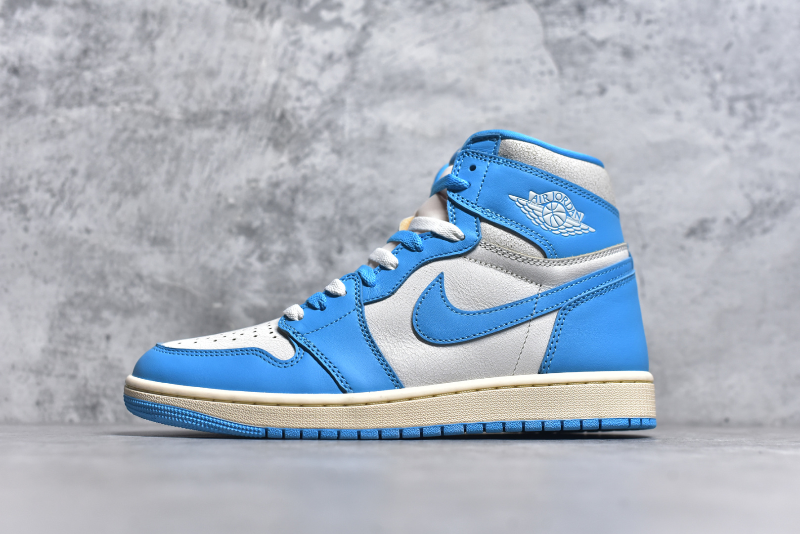 ▪🐼权威实拍💯#AD52310
新货🚀#Air Jordan 1 High OG "UNC Reimagined" AJ1 乔1做旧北卡蓝复刻 爆裂纹高帮篮球鞋 DZ5485-402

全新批次 原厂皮料 正确爆裂纹
清洁度超高，所有细节经得起推敲，外贸零售首选版本 高价零售推荐版本💪🏻 
原楦原纸板开发 极致一眼正品既视感 原厂皮料 原厂拉帮工艺 全部采用原厂电脑车 针距 边距完全同步原鞋 原厂特供皮料承诺百分百一致原鞋 鞋面清洁度最高QC检验标准 控制溢胶 飞翼3D高频深度立体 全市场仅此一家  鞋盒、防尘纸  均采购来自原厂 
尺码：36 36.5 37.5 38 38.5 39 40 40.5 41 42 42.5 43 44 44.5 45 46 47.5