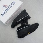 Moncler男士 Monte Runner 防水针织运动鞋
  该系列运动鞋延续了品牌的山地基因，透气防水，耐磨实穿，设计橡胶复合鞋底 适用于任何地形，具有耐久性和出色抓地力，增强缓冲和回弹力 搭配TPU尾翼，
  无论是都市漫游还是各类山地户外运动，都能轻松驾驭，潮酷个性叉充满科技感的外观，喜Gorpcore户外机能风的千万不能错过户外跑步都市漫步设计
Size:38-45 - Image 4