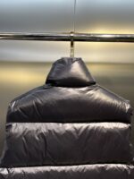 蒙口 moncler 🌟
大标马甲两色合拍图 Moner盟可睐 早秋新品 Lipsi男士羽绒马甲，演绎Moner经典设计，是换季衣橱的必需单品。采用轻盈的功能性lon laque面料制成，撞色衬里尽显活力。
款号：大标马甲

尺码：12345
颜色：米白 黑色 - Image 7