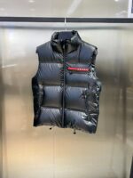 高绒 mu
顶级版本PRADA鸭绒羽绒马甲、
重磅牛货
年度最为昂贵的一款羽绒
同质GT的品控细节，超级震憾
绝对是今年羽绒翘楚数一数二！
内填充90白鹅绒 ，回弹性与保暖性兼圣品！
这款采用国内客供顶级的尼龙织物面料
面料表面的光泽感极强色泽油亮，尼龙织物的材质柔软手感巨好。全身防水压胶工艺！所有拼接全部采用压胶工艺，全方位防水！衣身质地轻盈兼具功能性，透过内衬细节的压胶条能看出此款的重工所在。
门襟拉链位置内衬口袋侧边条下侧口袋等多处细节，都需要重工进行的技术处理
胸前左侧红色压胶条字母标识点缀，提亮衣身整体格调，打造出本季P独特色彩搭配美学，低调而不张扬的穿着风格
尺码：M-3Xl - Image 3