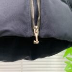 💰加拿大剪刀25SS  金属LOGO铆钉羽绒服马甲
顶级版本超高克重平均充绒量280G 超厚！顶级蓬松！ 顶级品质！100%还原全网最顶级充绒量超厚超保暖，区分市面杂货。
店主北方人亲自操刀 大大解决了南方出品不懂北方冬天的痛点 完全不吝啬 必须是塞满 塞的鼓鼓囊囊 和ZP一模一样的厚重 冬天鹅毛大雪站在雪地里我保证你没有感觉 裹棉被都不一定有它保暖 ！总结下来就是一句话：“除了我家你找不到比这更厚更保暖的羽绒马甲”
— 大码充绒量350克以上 三层里布防护不钻绒
— 原版购入开发 官网在售10000+
— 大身面料采用ZP打版， 防水耐脏 
— 验布后使用KP-LS全自动机械特种梭织拉布机制作
—正品YKK定制拉链 金属剪刀，金属铆钉加固 
— 三标辅料 齐全 吊牌 剪刀logo原版定制
— 整件衣服非常繁琐 廓形剪裁 原版尺码
— 绝对的1:1高版本 码数：S-XXL - Image 6