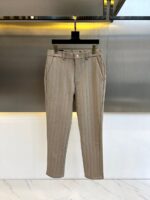Vers Versace and SS Autumn/Winter New Men's Business Plush Thick Casual Pants, Platinum level Perfect Appearance, Directly Entering the Counter Nature, Extremely Unbeatable Micro Elastic Fabric Casual Pants, is a rare item in the industry in recent years. The quality, craftsmanship, fabric, and accessories subvert imagination, and the details are exquisite and exquisite. Customized original elastic cotton fabric! Creating a rebellious and tough personality color, the unique logo adds a lot of points, clever and exquisite, and the cutting and design continue the modern simplicity and efficiency of Italian style, bringing the tone of fashion aesthetics to the extreme. 29-38 None 35.37 (please indicate waist circumference when placing an order)
