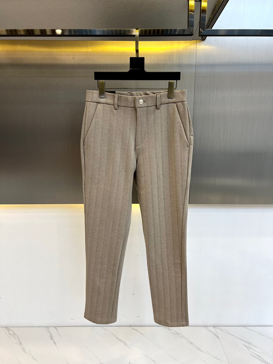 Vers Versace and SS Autumn/Winter New Men's Business Plush Thick Casual Pants, Platinum level Perfect Appearance, Directly Entering the Counter Nature, Extremely Unbeatable Micro Elastic Fabric Casual Pants, is a rare item in the industry in recent years. The quality, craftsmanship, fabric, and accessories subvert imagination, and the details are exquisite and exquisite. Customized original elastic cotton fabric! Creating a rebellious and tough personality color, the unique logo adds a lot of points, clever and exquisite, and the cutting and design continue the modern simplicity and efficiency of Italian style, bringing the tone of fashion aesthetics to the extreme. 29-38 None 35.37 (please indicate waist circumference when placing an order)