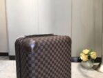 GF4343FB
全新 Horizon 拉杆箱以个性创意革新路易威登的传奇经典，为标志性 Monogram 帆布点缀旅行贴饰，追溯品牌传统行李箱的设计风尚。皮革边角保护和超大外置拉杆丰富智慧细节，打造优雅且实用的旅行伴侣。
详细特征
35.0 x 23×55cm
（长×宽×高）
·Monogram 帆布
.牛皮饰边
.织物内衬
.银色金属件
.拉链开合，配有挂锁
.路易威登标识
.内层平整
.弹性饰带
.口袋分层
.皮革边角
.大号外置拉杆
.4 个紧凑型滑轮
.机舱行李尺寸 - Image 5