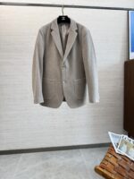 🔥🔥HER25S autumn and winter men's casual suit, the latest slim fit suit from the trading company's channel, is a guarantee and display of high-end quality. It embodies the elegance of Italian gentlemen and is meticulously crafted with exquisite craftsmanship. Both the quality and fabric craftsmanship are top-notch. The custom suit fabric provided by the customer has excellent light resistance, creating a high-end texture. The rare style is both stylish and harmonious, combining fashion and temperament. The delicate texture structure, breathability, and comfort bring an experience that subverts imagination!! Code M-3XL