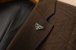 Prad Prada's new men's wool suit jacket for autumn and winter 2025 is made to high standards with top-notch ready to wear clothing. It is custom-made in Italy with wool fabric, which has a delicate and soft touch. The upper body is firm and stylish, with a natural and comfortable texture. The fabric continuity is excellent, and the upper body effect is superb, allowing for driving of any body shape. The overall brand is decorated with Thousand Bird Grid craftsmanship, exuding a strong sense of luxury. The design of two buttons, atmospheric and perfect ready to wear cut, stands out in terms of styling effect, and is a must-have for urban early autumn casual matching. Size: M-4XL slim fit 178 140 L slim fit maximum weight 195 pounds - Image 8