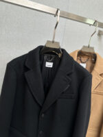 Burberry launches a new men's cashmere coat in stock for autumn and winter 2025, showcasing luxurious quality and outstanding style. 🧥 Essential items for men in autumn and winter 🧥This coat from Bajia is carefully crafted with 100% imported Australian cashmere, with a delicate texture and soft comfort, bringing you unparalleled warmth experience in the cold autumn and winter seasons. Black and khaki are two classic colors to choose from, meeting the needs of different occasions and personal styles. 👔👔Its suit collar design highlights elegance and grandeur, while the mid to long silhouette exudes a more imposing presence. Whether it's business occasions or daily travel, you can make yourself the center of attention. ⌚ ️It is worth mentioning that the collar side seam is carefully marked with the BURBERRY logo, showcasing the unique charm and noble identity of the brand. The embossed leather decoration of Burberry TB logo on the left sleeve adds a touch of fashion and personality to the overall look. 👍Opening the coat, the BURBERRY jacquard lining inside is even more stunning. The exquisite jacquard craftsmanship showcases the brand's ultimate polishing of details. 🫰Burberry's new men's cashmere coat for autumn and winter 2025 is a perfect combination of quality and fashion, making it an excellent choice for your autumn and winter season. Let's welcome this beautiful season together with the demeanor of kings.Size: S-XXL. - Image 2