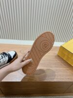 男码加10  Fendi芬迪板鞋首款大头运动鞋~~fendi match篮球运动鞋，最新元素注入加FF复古的设计，超经典百搭系列……
鞋面采用牛皮和牛猄拼接组合，侧面凸起的双F logo，内里采用毛巾布里，TPU发泡组合双色大底不一般的舒适！情侣款35-44 - Image 9