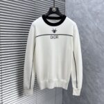 P 180 💐  DR 2025 autumn/winter wool blended round neck knitted sweater, made of imported custom yarn, provides comfortable and warm upper body, and is available for sale at the counter simultaneously. All three standards are complete.Size: M-3XL