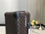 GF4343FB
全新 Horizon 拉杆箱以个性创意革新路易威登的传奇经典，为标志性 Monogram 帆布点缀旅行贴饰，追溯品牌传统行李箱的设计风尚。皮革边角保护和超大外置拉杆丰富智慧细节，打造优雅且实用的旅行伴侣。
详细特征
35.0 x 23×55cm
（长×宽×高）
·Monogram 帆布
.牛皮饰边
.织物内衬
.银色金属件
.拉链开合，配有挂锁
.路易威登标识
.内层平整
.弹性饰带
.口袋分层
.皮革边角
.大号外置拉杆
.4 个紧凑型滑轮
.机舱行李尺寸 - Image 2