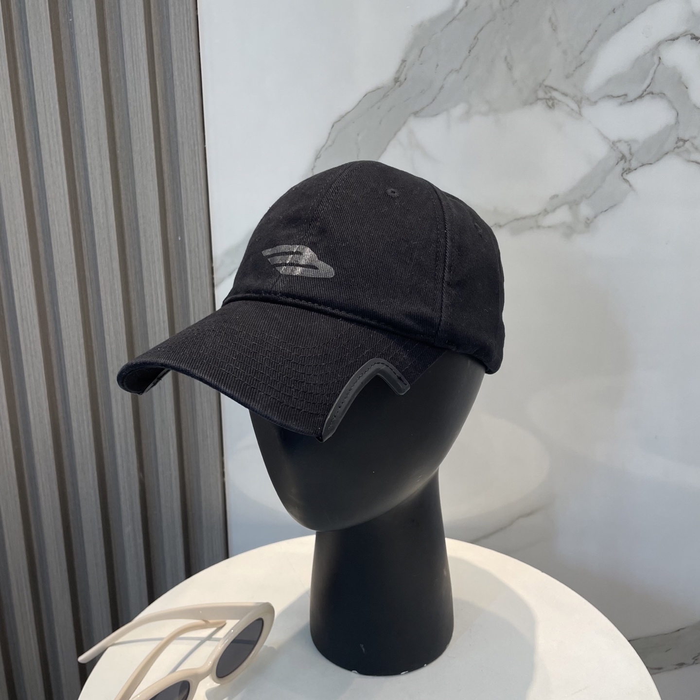 BALENCIAGA new baseball cap from Balenciaga, cool color scheme, with different styles for men and women to wear, the first batch to be shipped first! Paris fans must make a purchase!